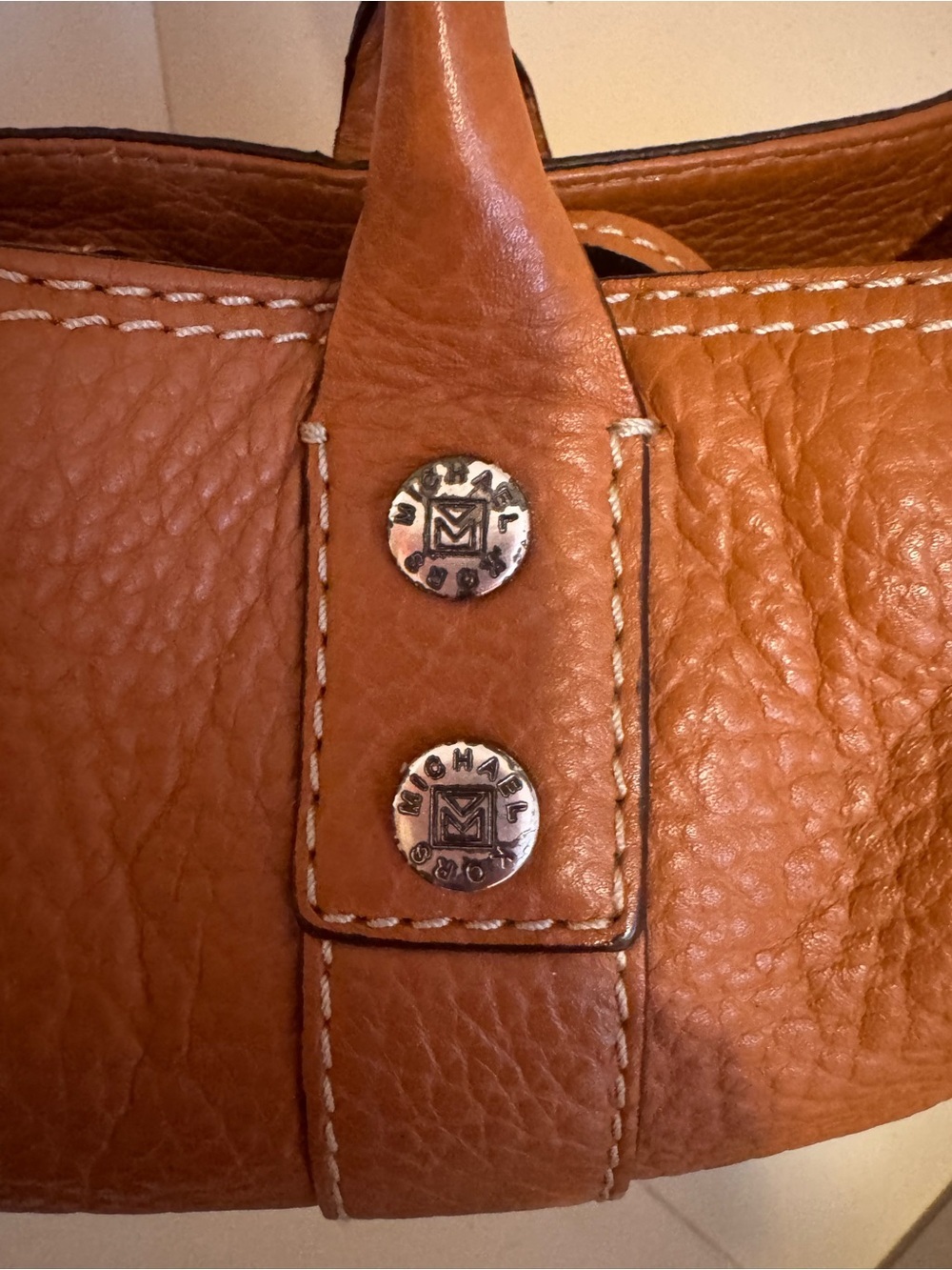 Michael Kors Classic Tan Leather Shoulder Bag - Picture 3 of 8